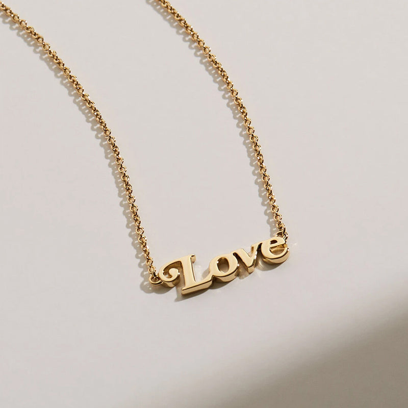 Letra de color dorado Love Lady Clavícula
